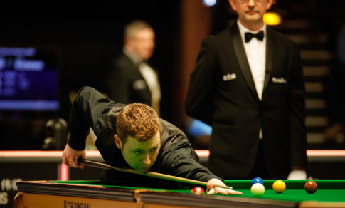 ben-woollaston-overcomes-health-struggles-to-reach-last-32-of-saudi-arabia-snooker-masters